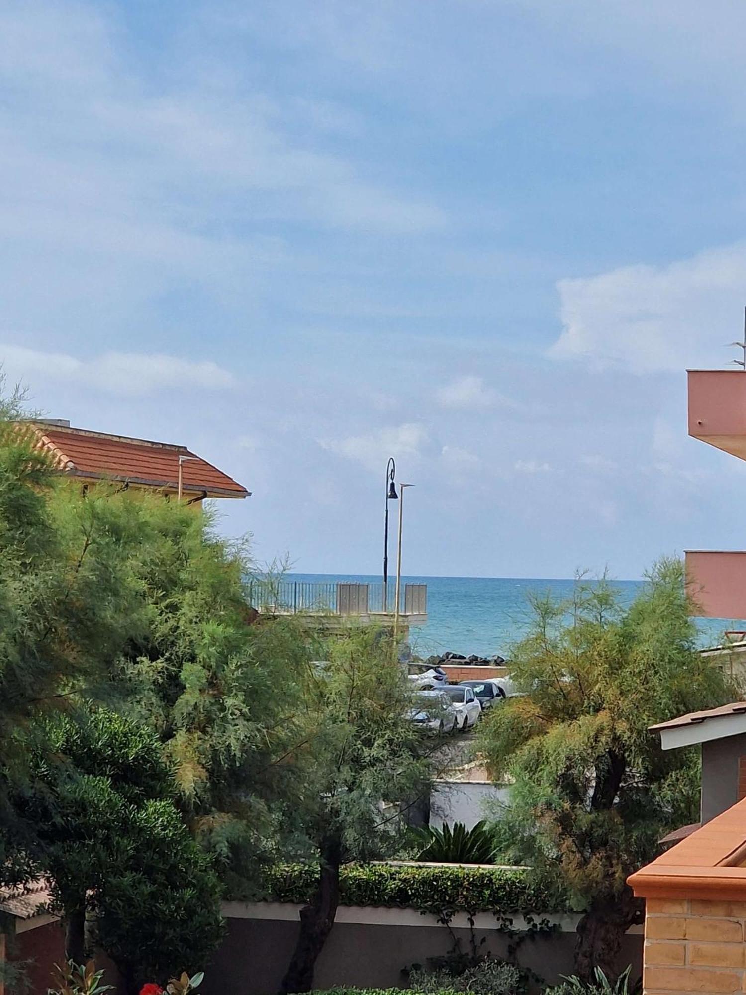 Vista Mare House Apartment Fiumicino Bagian luar foto